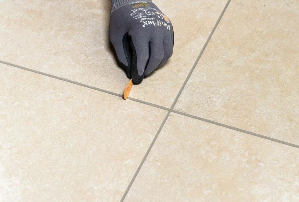 Как затирать швы на плитке на полу и на стене